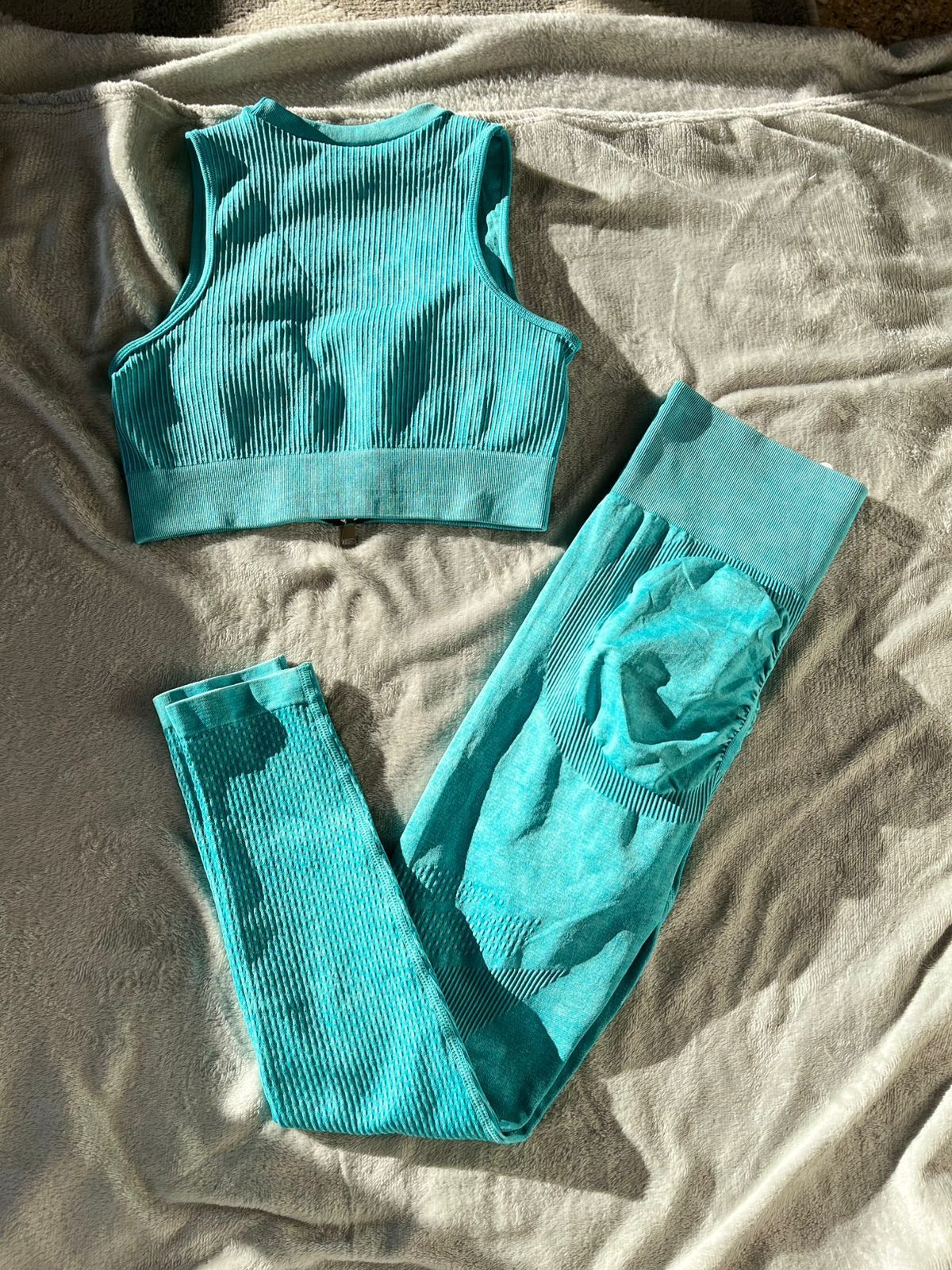 Conjunto de entrenamiento en color verde azulado: top corto sin mangas con corte, leggings de cintura alta