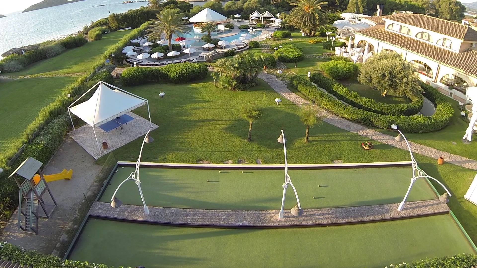 parco con prato inglese e alberi ad alto fusto