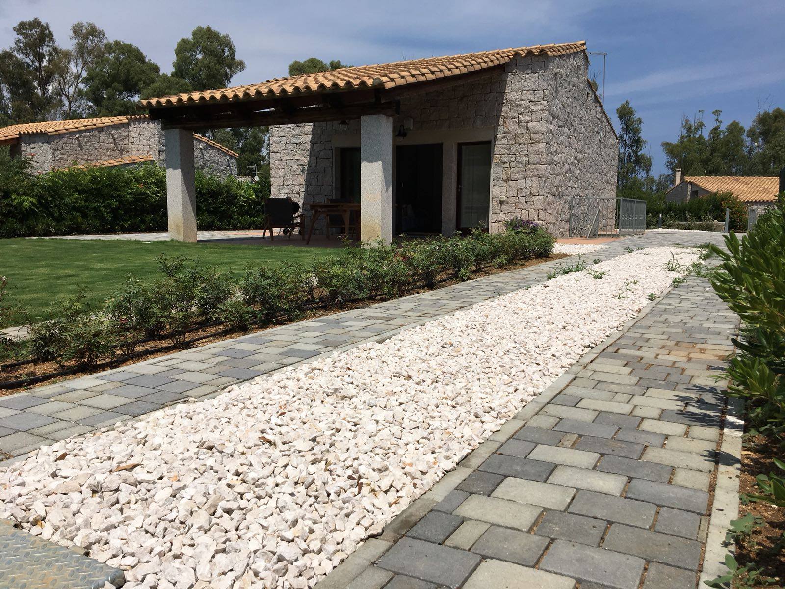 percorso con ciottoli nel giardino