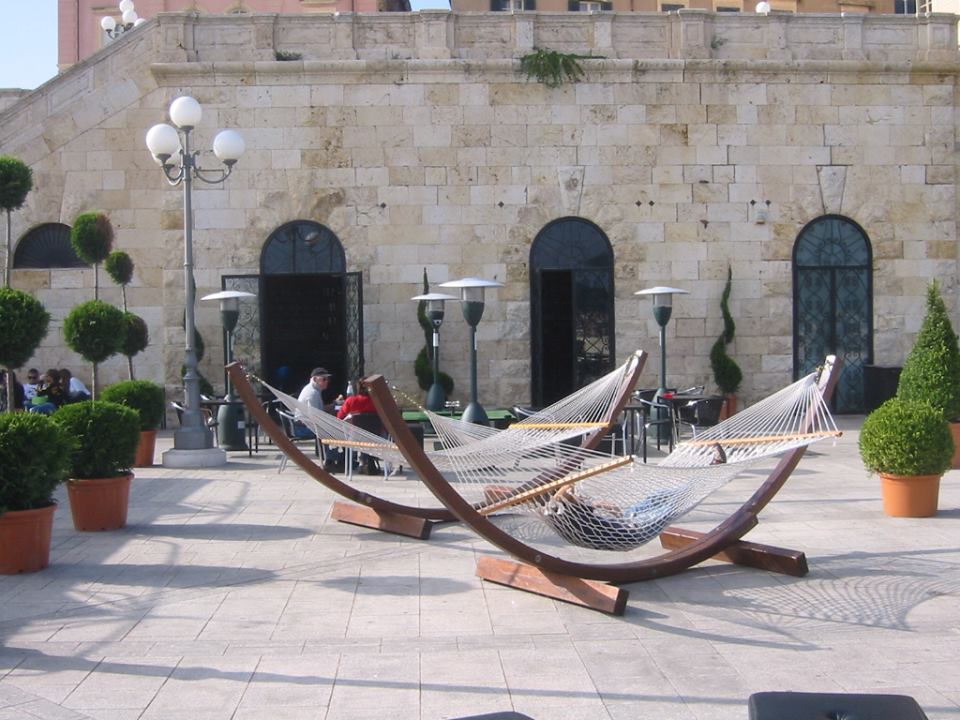 amache con piante strutturate in giardino