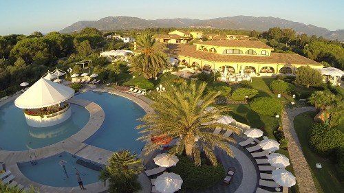 giardino con piscina