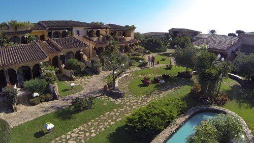 giardino con prato all'inglese