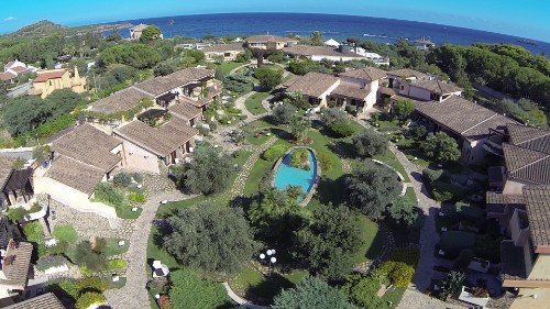 percorso a sassi tra alberi