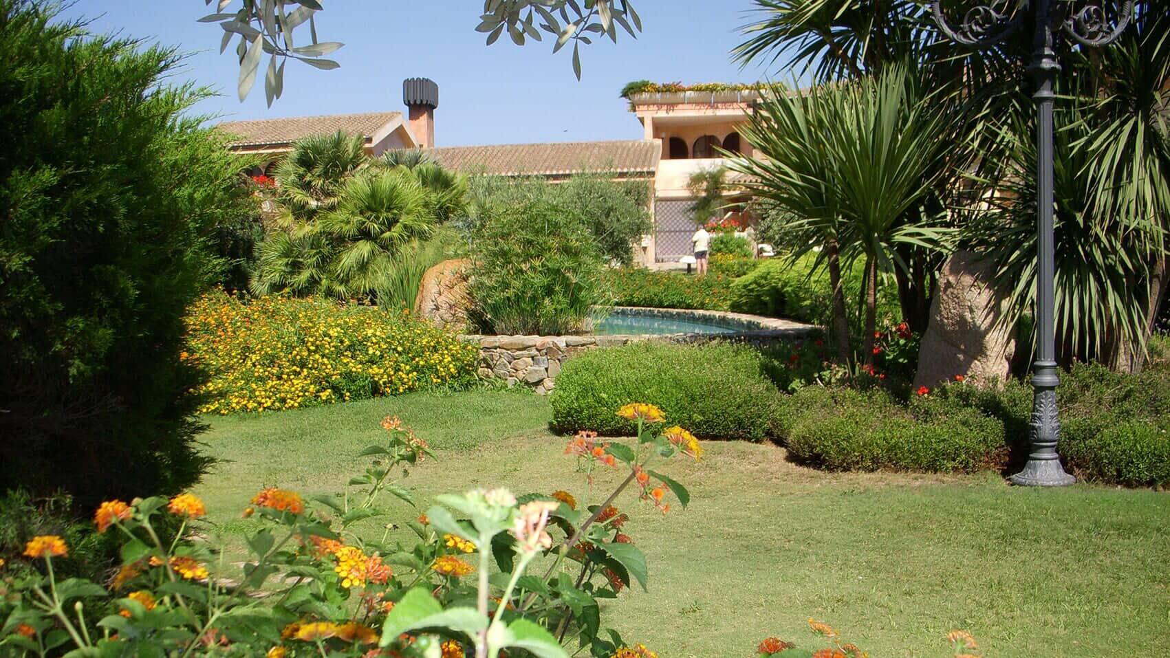 giardino curato con fiori, cespugli e piscina