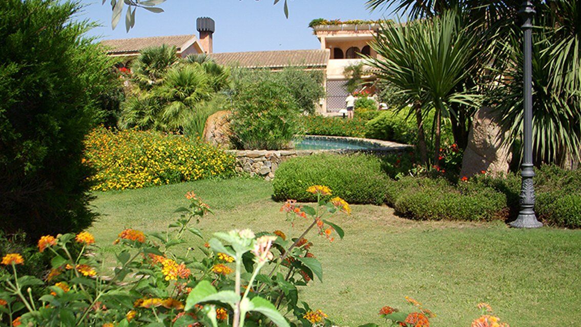 area verde di un albergo con piscina e prato