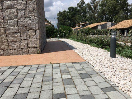 selciato esterno alla villetta a caloa sinzias