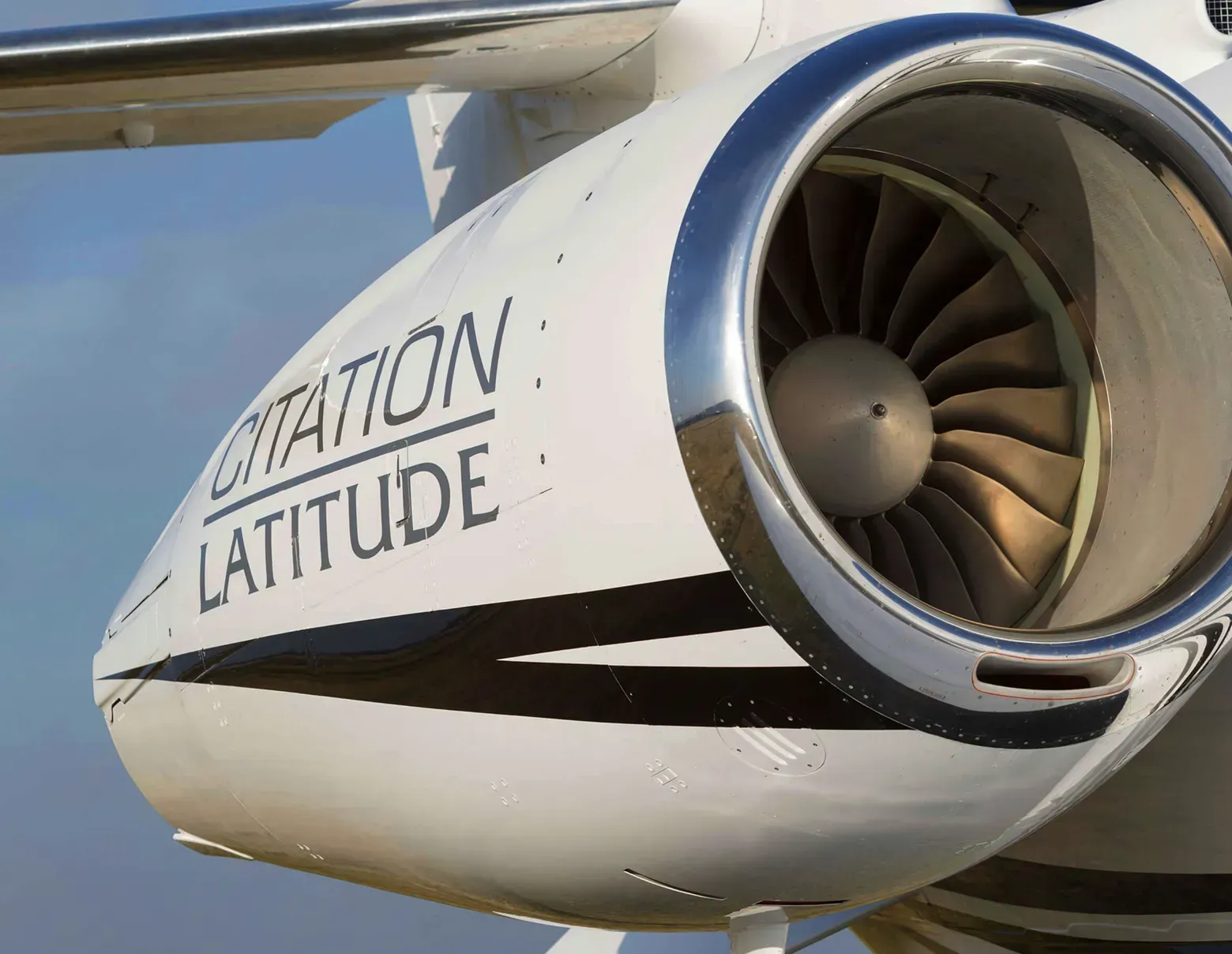 Close-up de motor branco de jato Citation Latitude com o nome do modelo impresso na lateral.