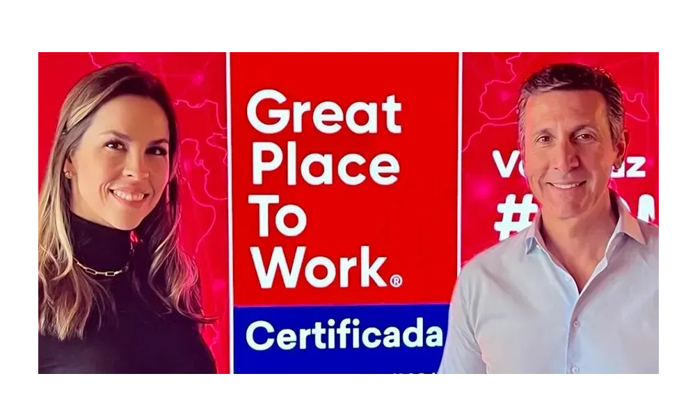 foto do vp e da diretora de pessoas e cultura celebrando a conquista do GPTW