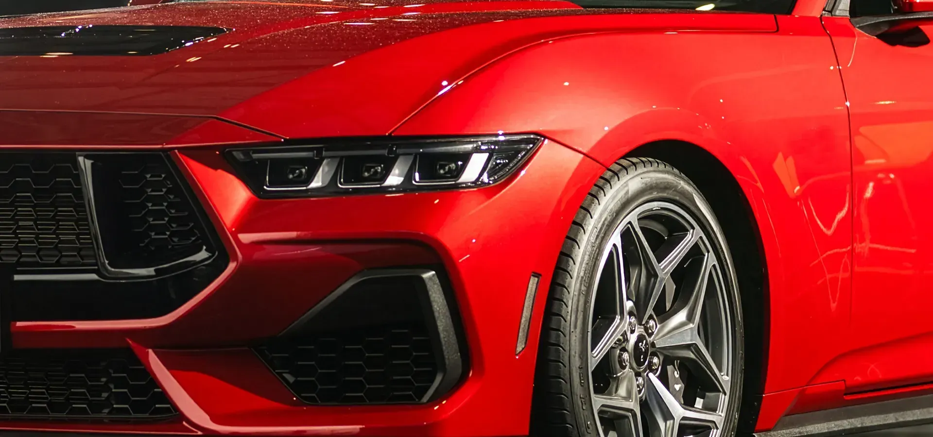 Um grande navio porta-contêineres está flutuando em cima de uma grande massa de água.