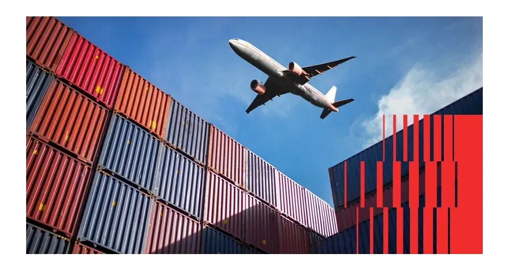 Avião cargueiro sobre contêineres em terminal logístico