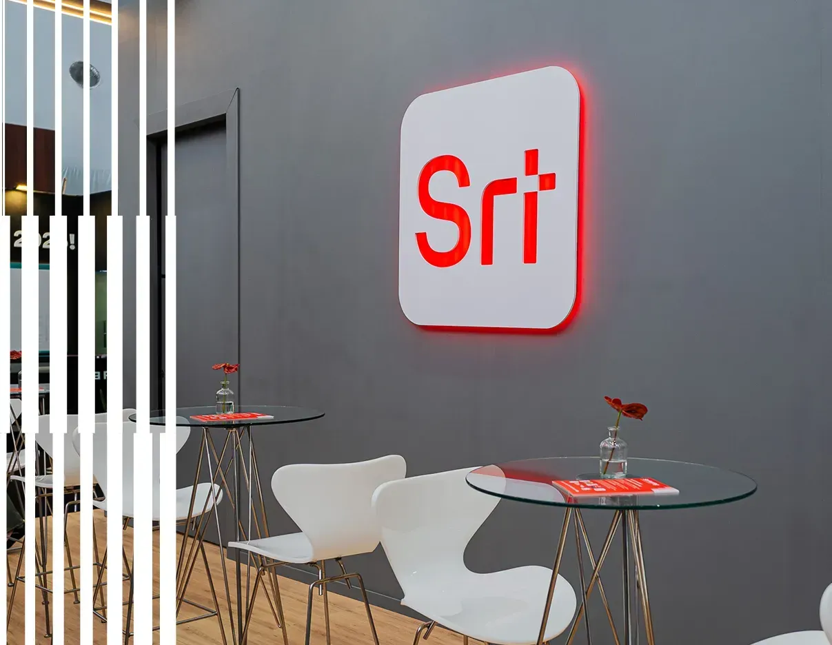 uma mesa de madeira em frente a uma placa vermelha que diz ser trading