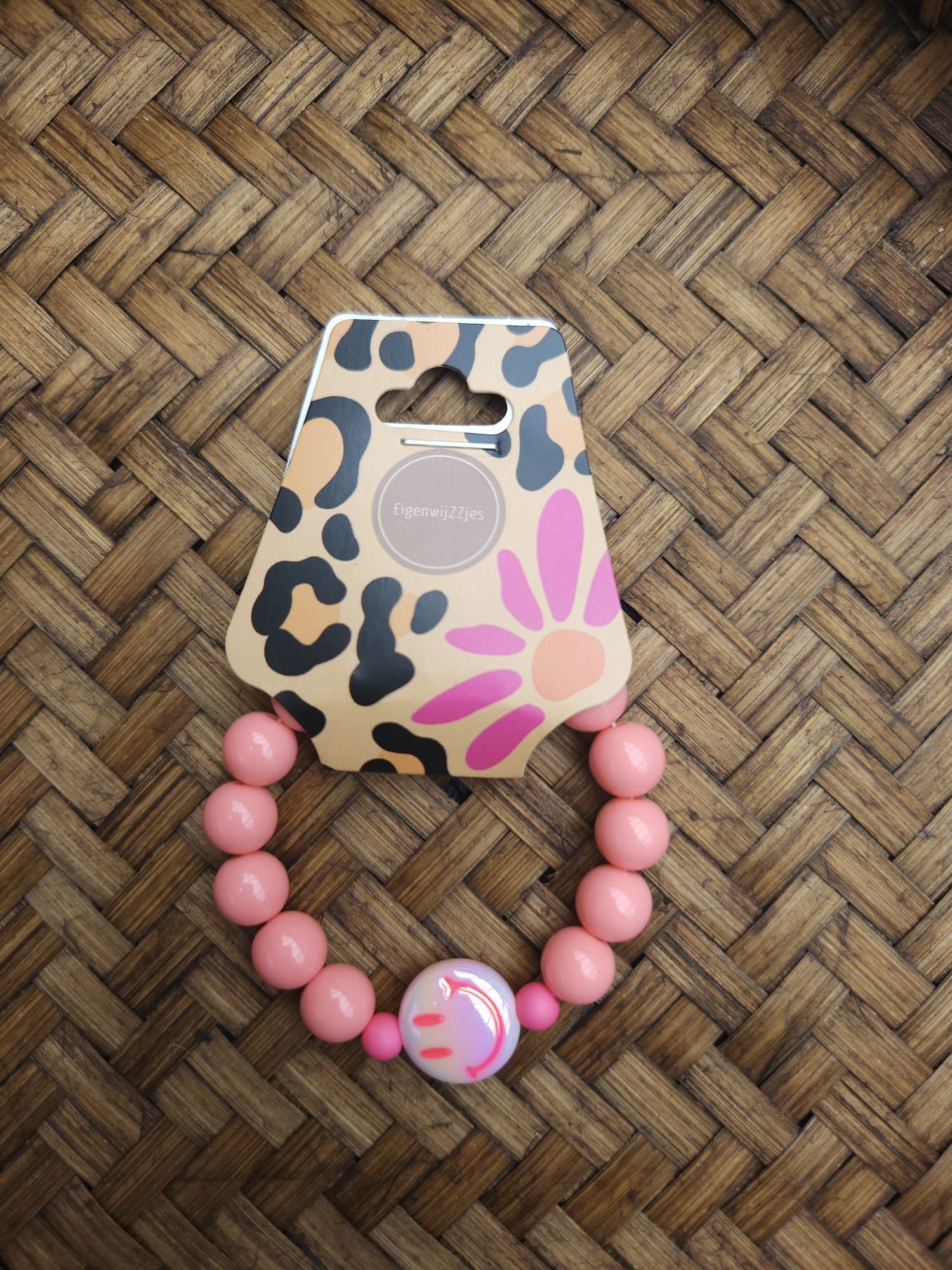 EigenwijZZjes armbandje roze met glitter smiley