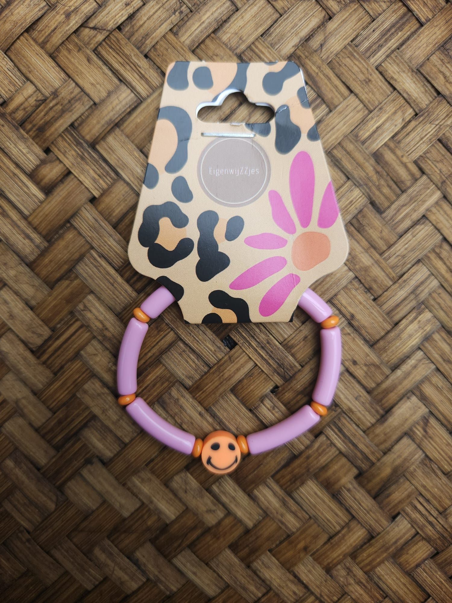 EigenwijZZjes paars roze armbandje, oranje smiley