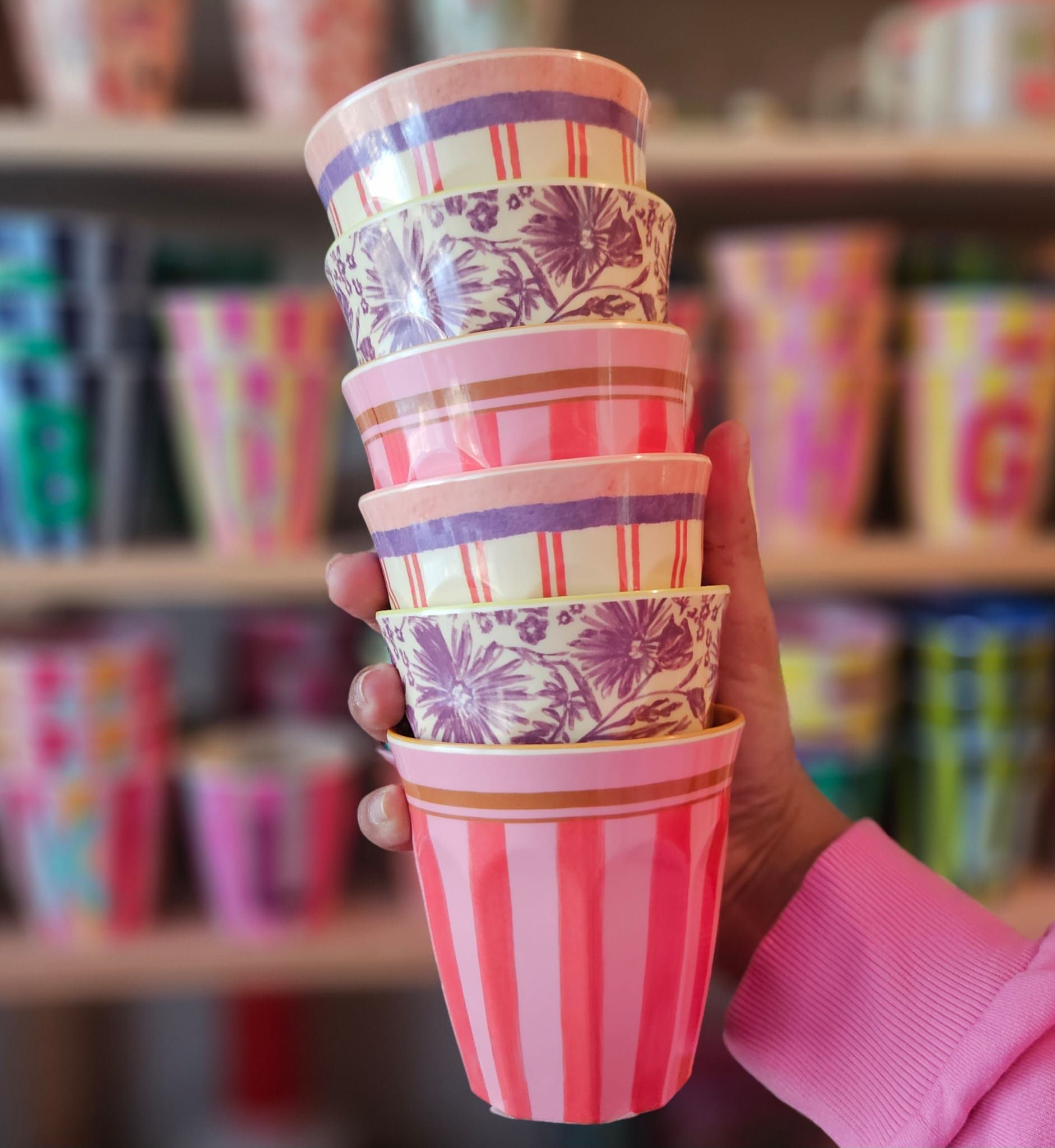 Roze, paarse en geel gestreepte keramische kop.