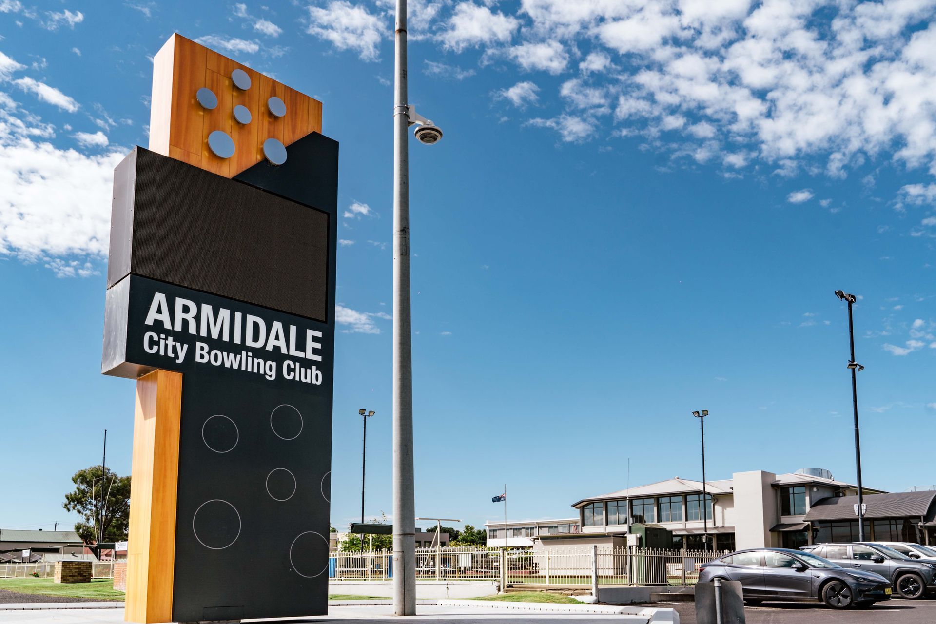 A sign that says Armidale City Bowling Club on it