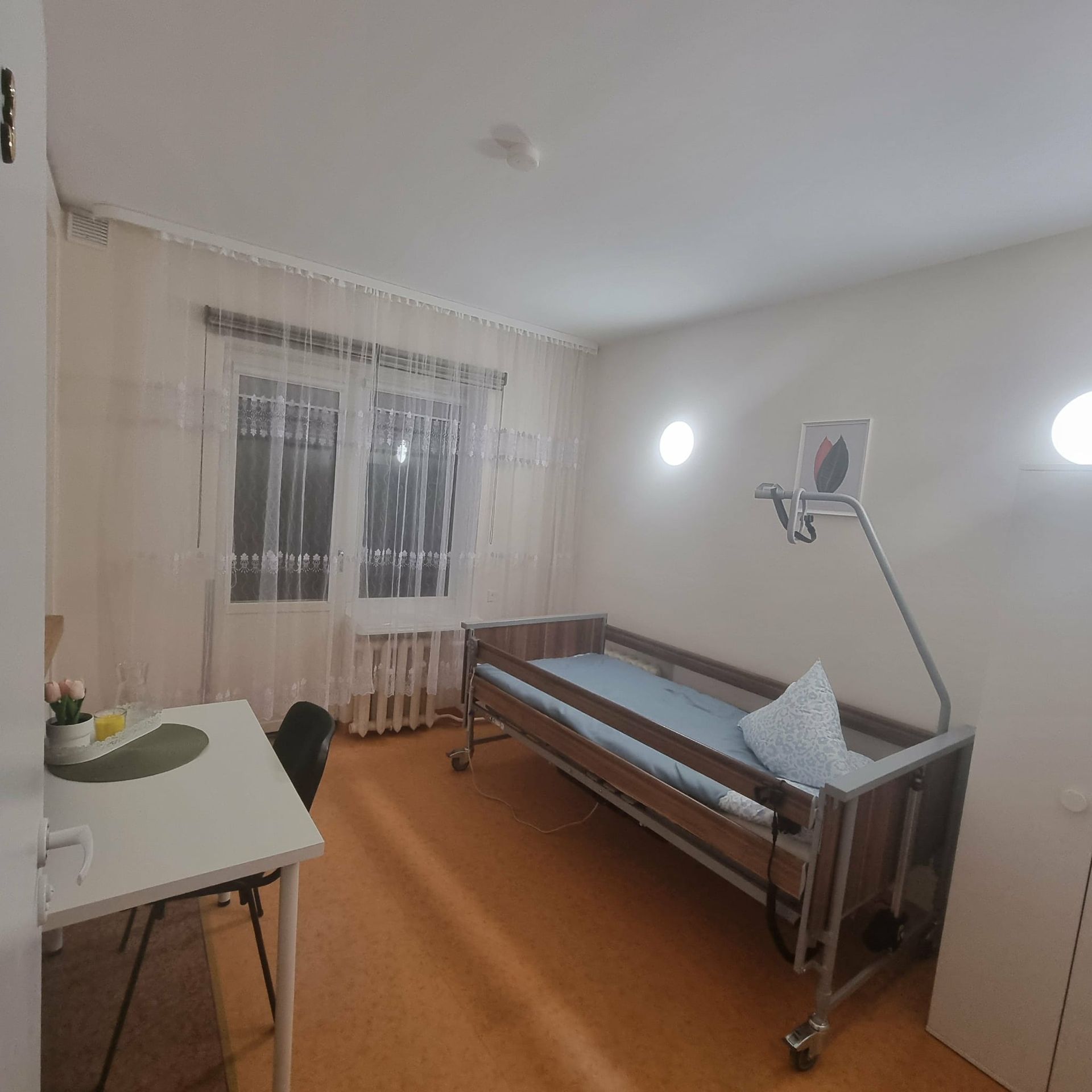 Jaukus ir patogiai įrengtas slaugos namų kambarys slaugos namuose Eimanta