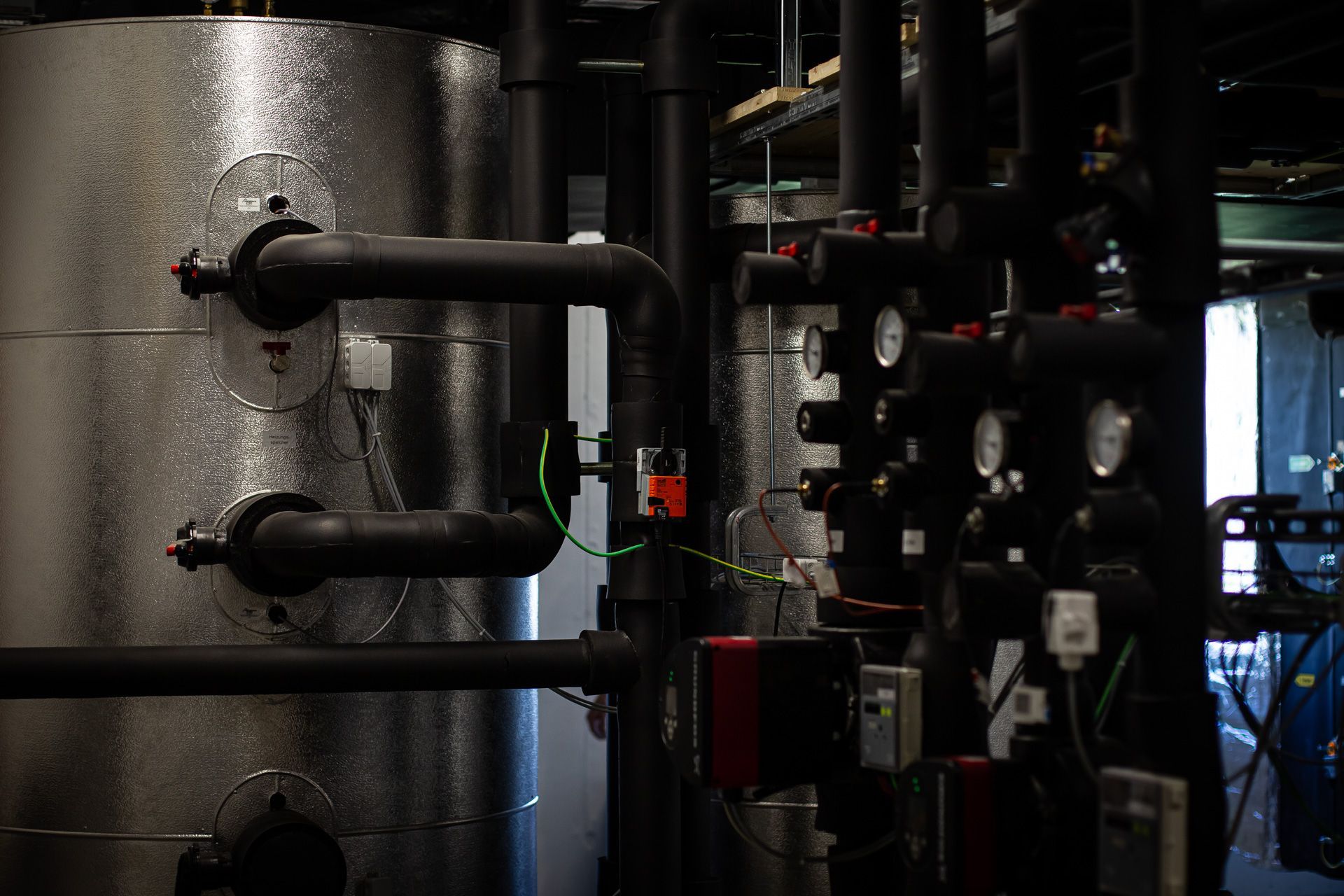 In einem dunklen Raum ist eine Reihe von Rohren aufgereiht.