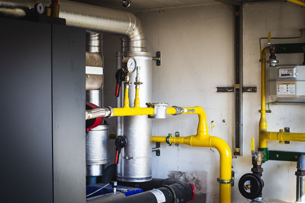 Ein Raum voller Rohre und Ventile.