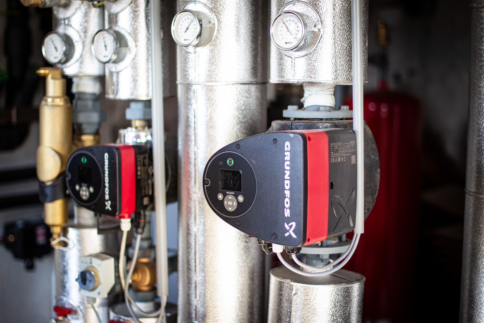 Eine Nahaufnahme einer Pumpe in einem Heizraum.