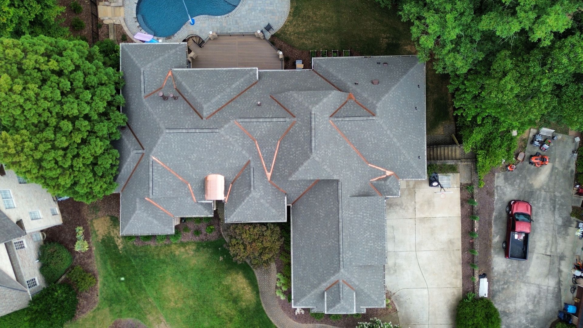 Top: House with dark, dirty roof. Bottom: House with clean, gray roof. Comparison before/after roof cleaning.