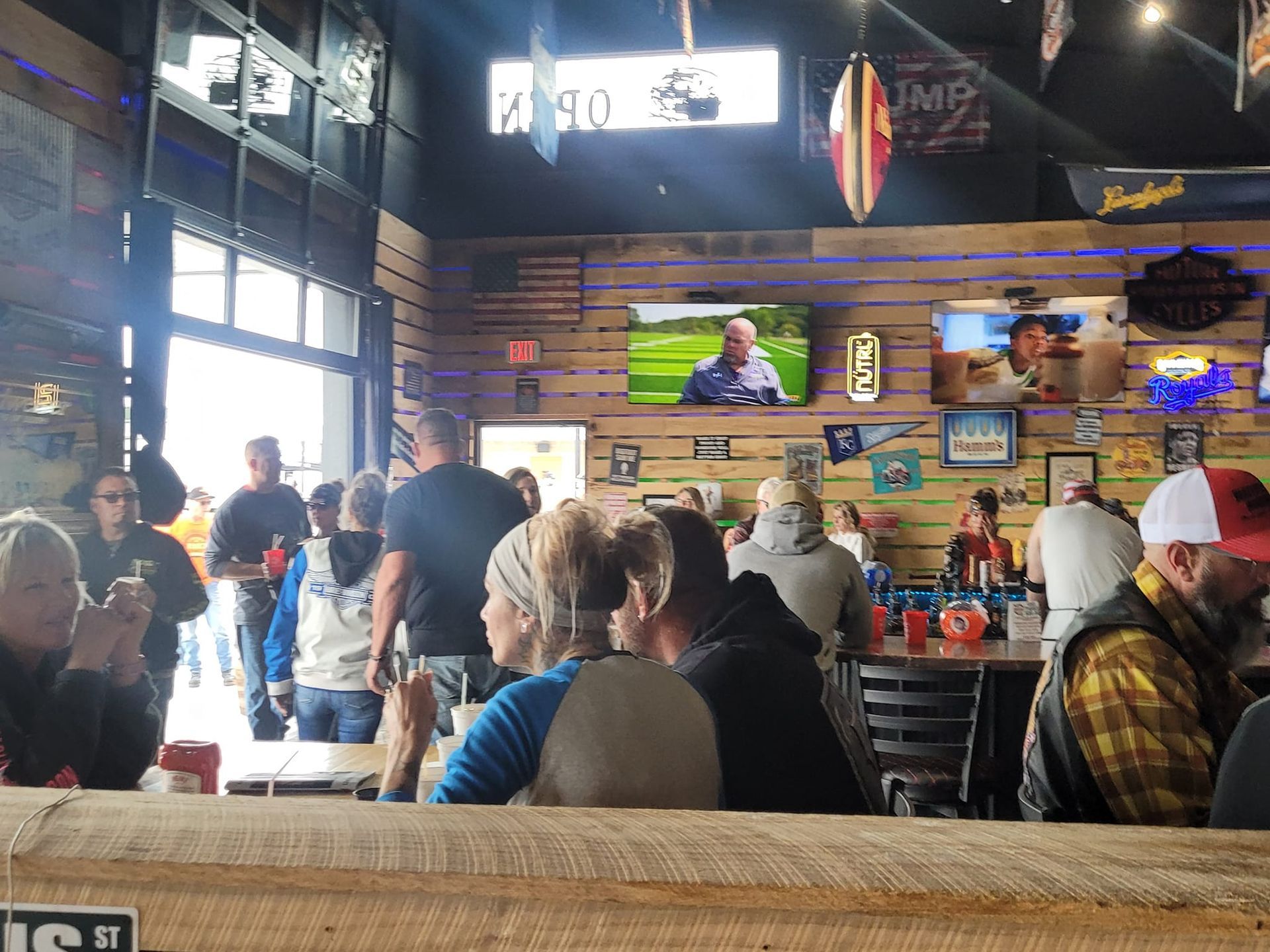 A group of people are sitting at tables in a restaurant outdoors