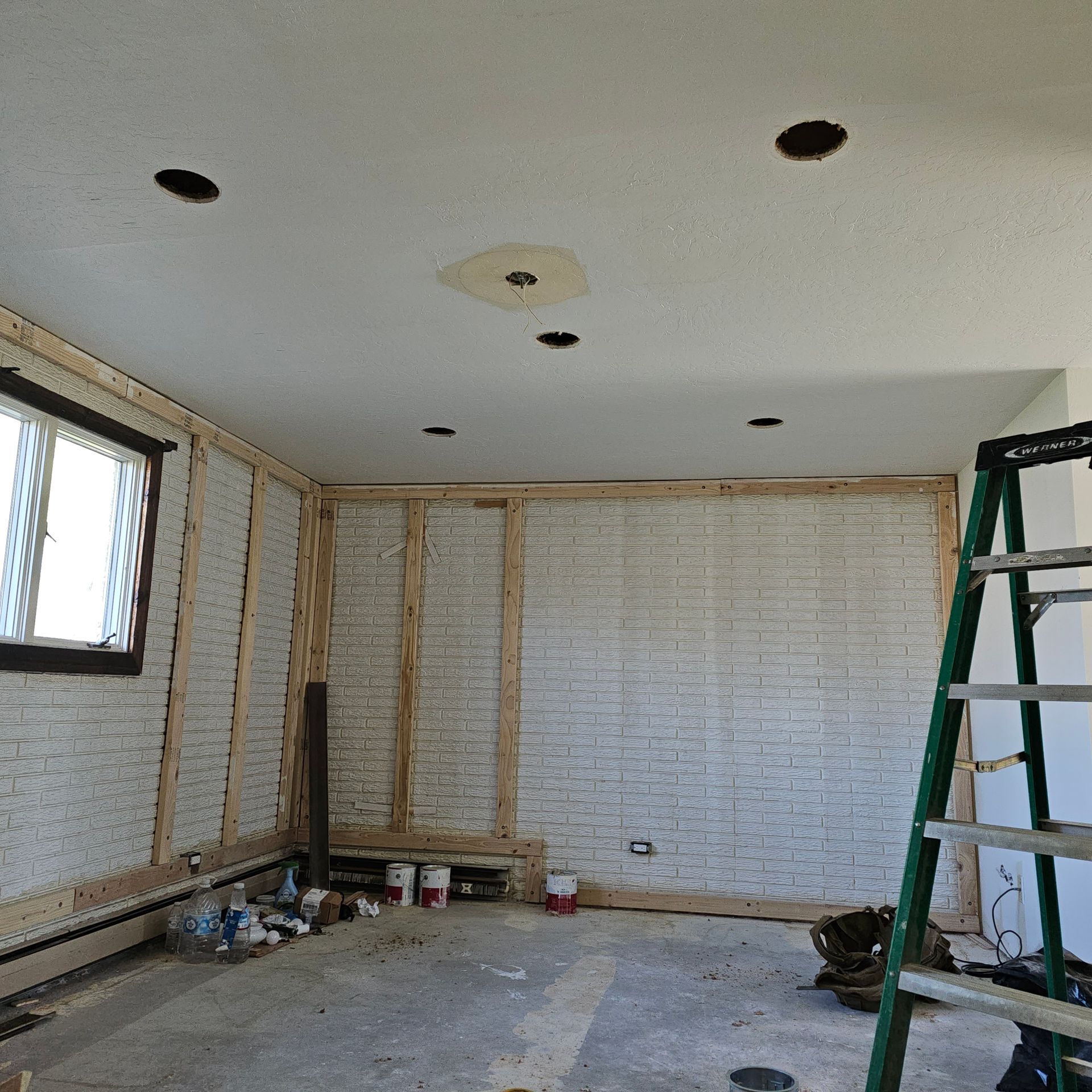 A ceiling fan is hanging from the ceiling of a room.