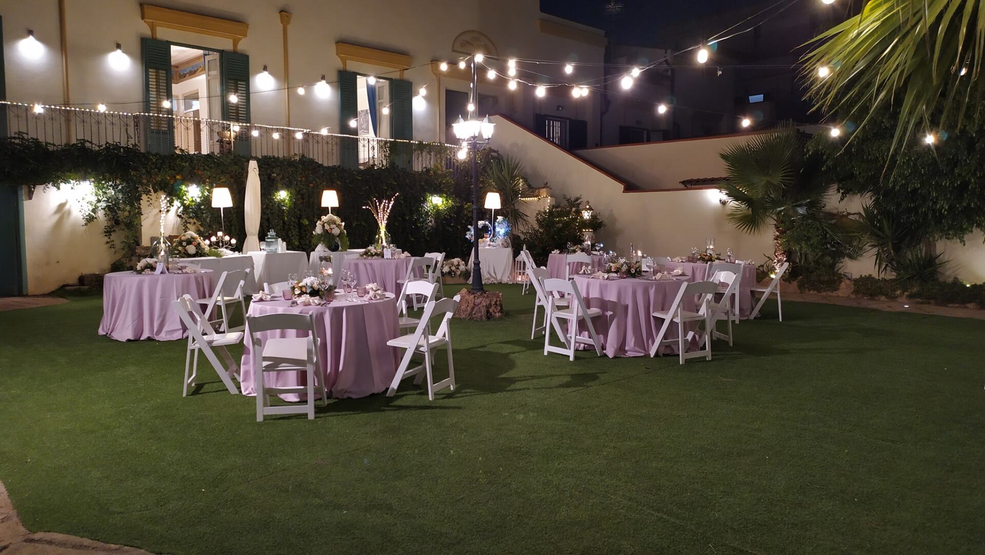 Tavoli in giardino con luci