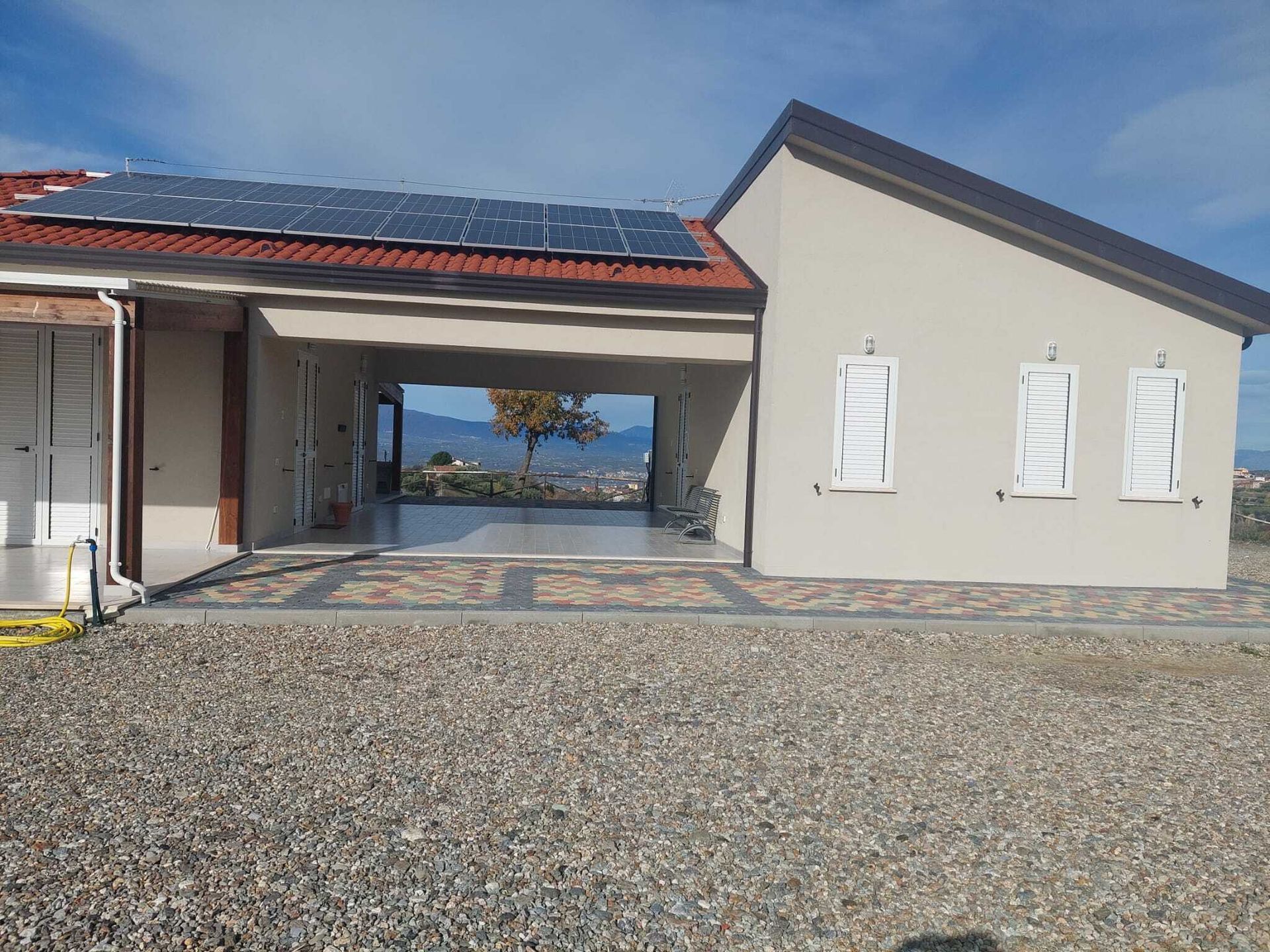 Una casa con molti pannelli solari sul tetto