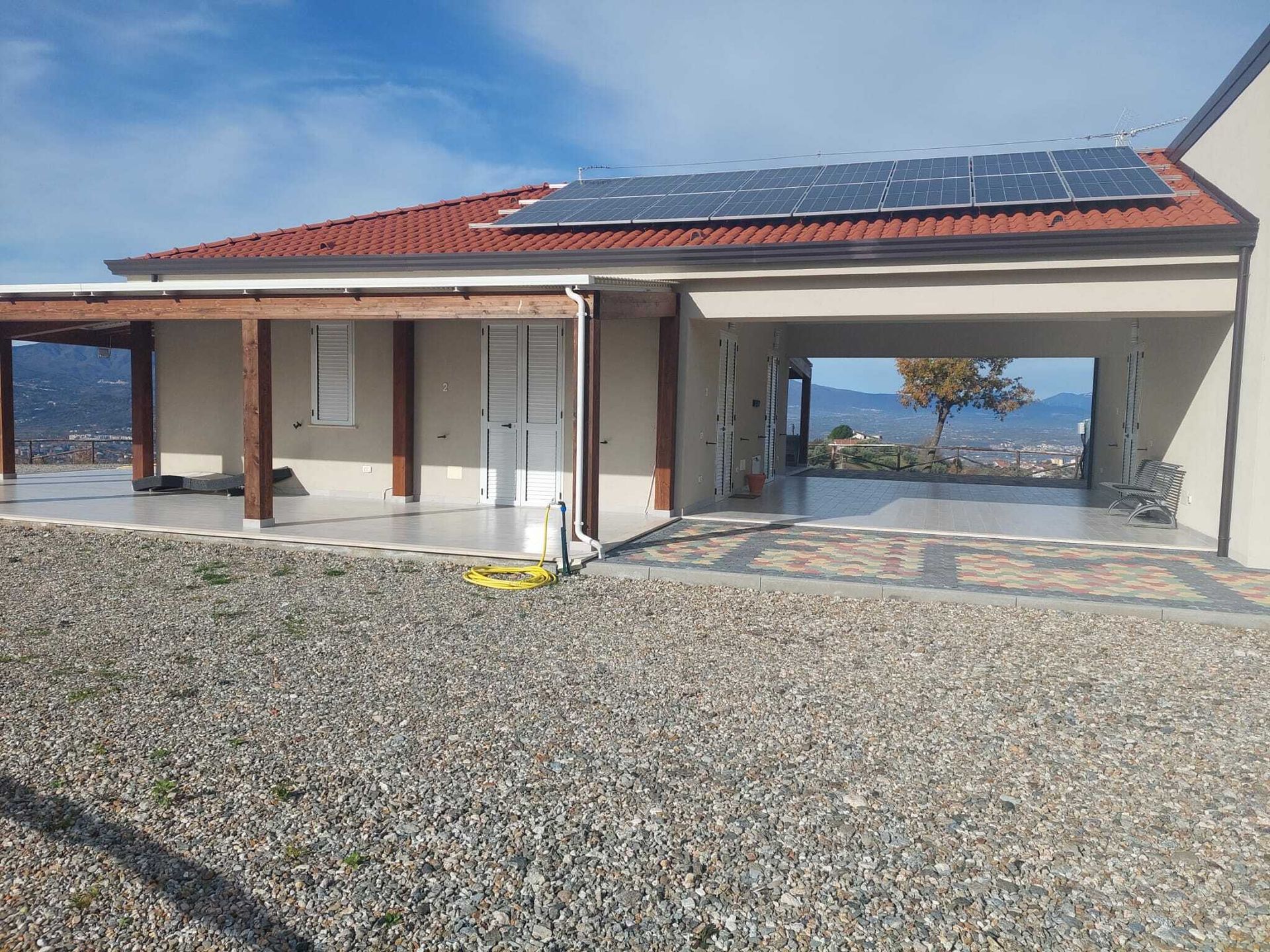 Una casa con molti pannelli solari sul tetto