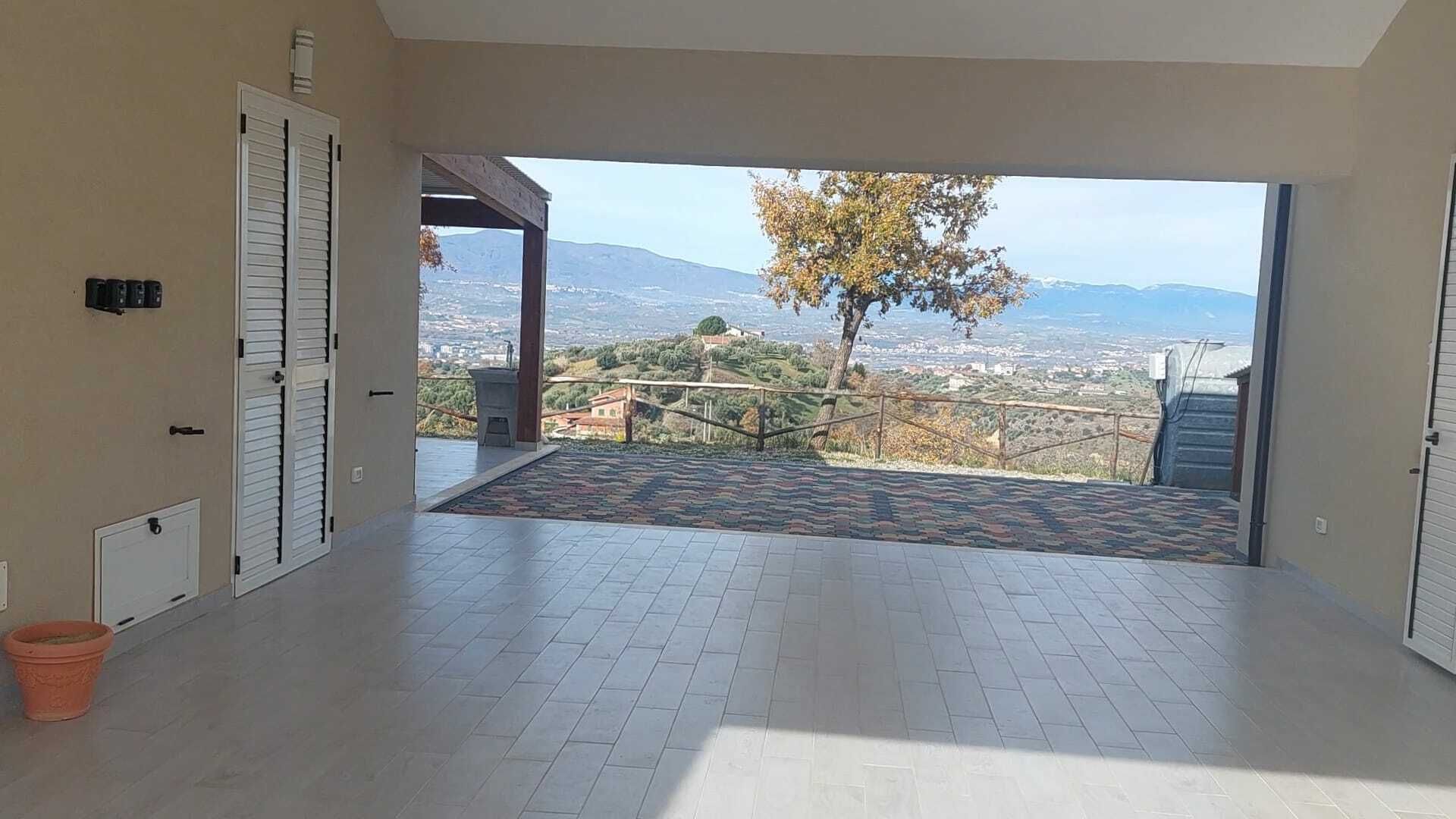 Un garage vuoto con vista sulla città e sulle montagne