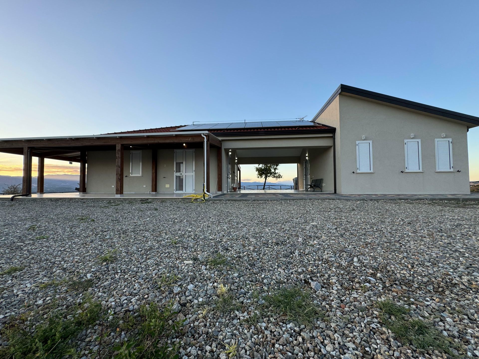 Una casa con un sacco di ghiaia davanti