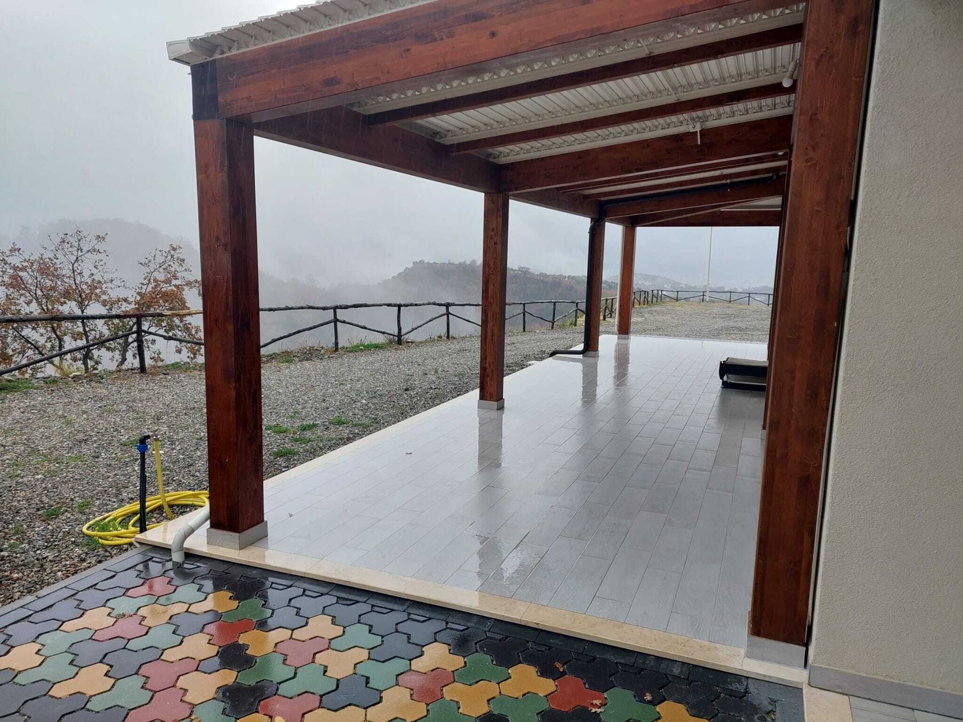 Un patio con sopra un pergolato in legno