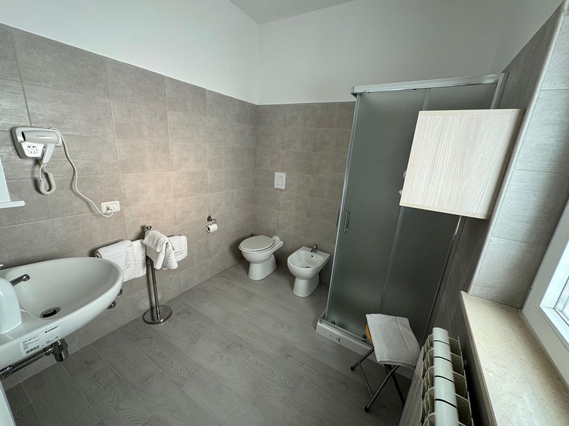 Un bagno con due wc e un lavandino