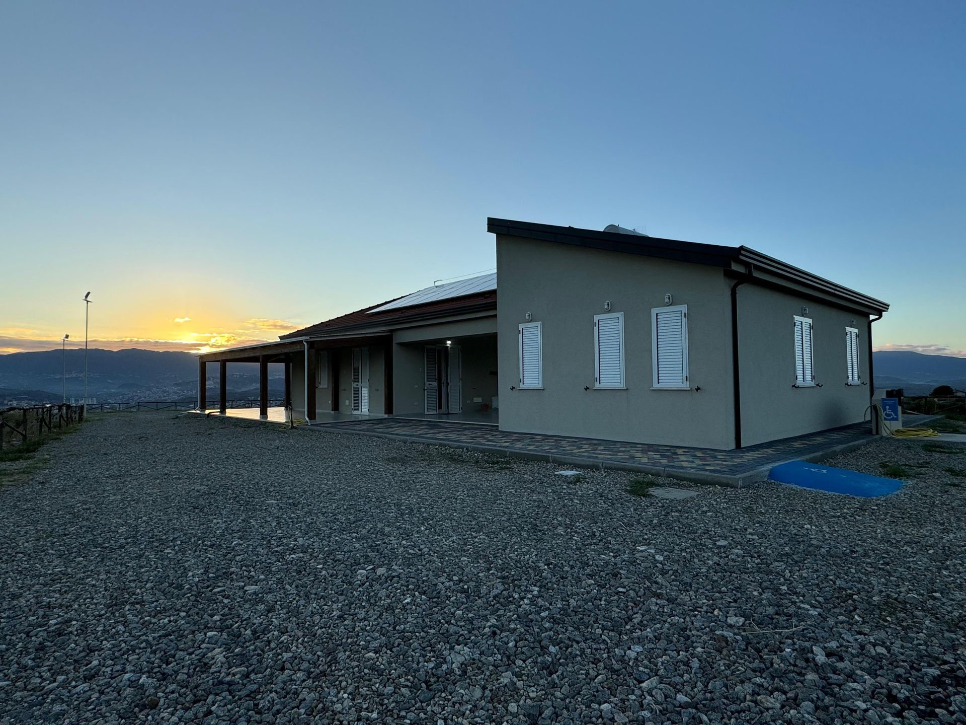 Una casa con un vialetto di ghiaia davanti