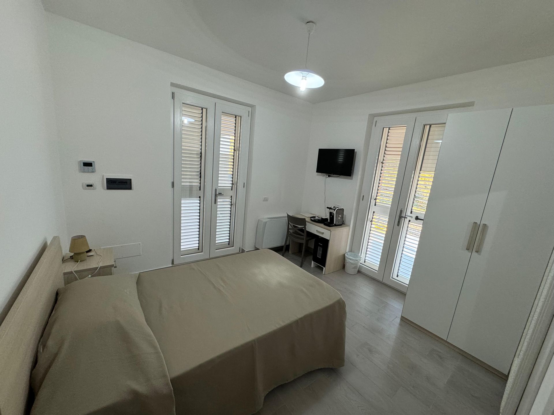 Una camera da letto con un letto e una televisione sul muro