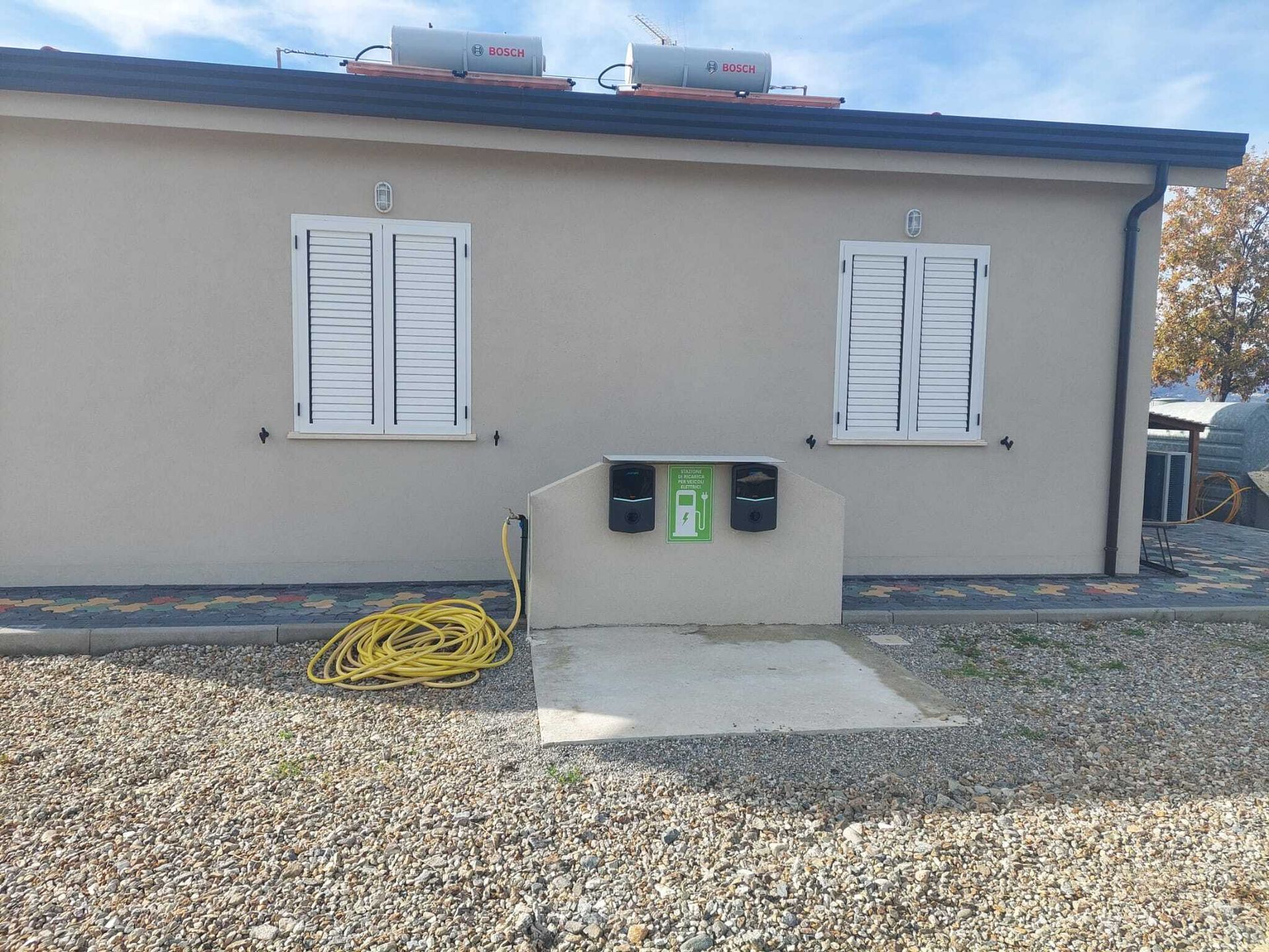 Una casa con un cartello verde che dice emergenza