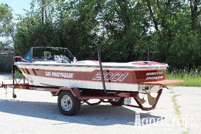 Ski Nautique 2001 boat with restored exterior gelcoat and new rub rail