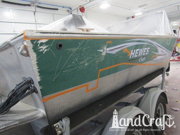 Picture of scratches on the starboard side of an aluminum Hewescraft boat