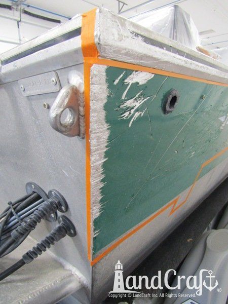 Picture of scratches on the transom and starboard side of an aluminum Hewescraft boat