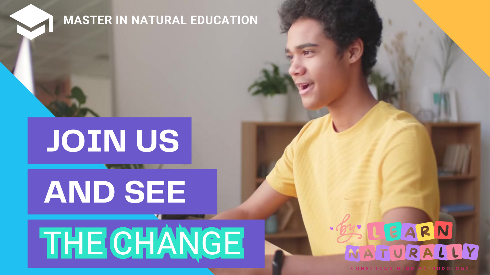 Un hombre con una camisa amarilla está sentado frente a una computadora.