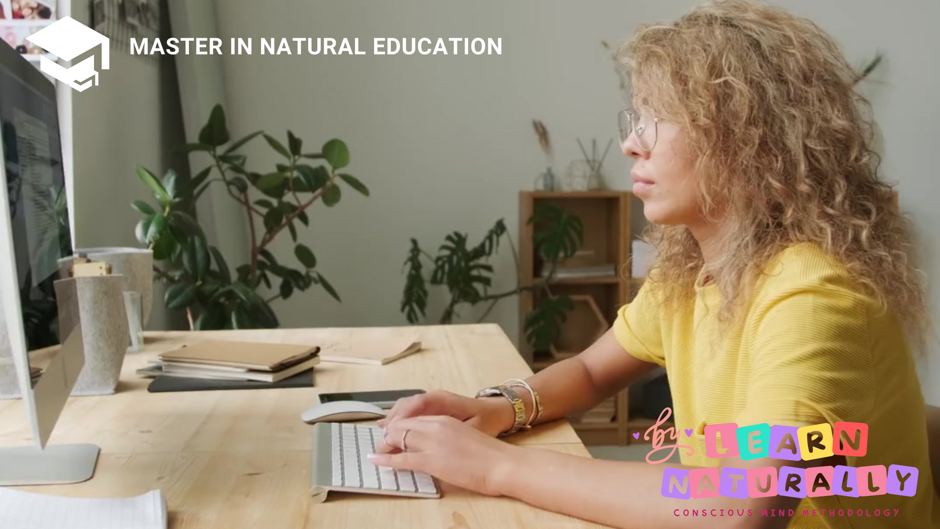 Una mujer está sentada en un escritorio escribiendo en una computadora portátil.