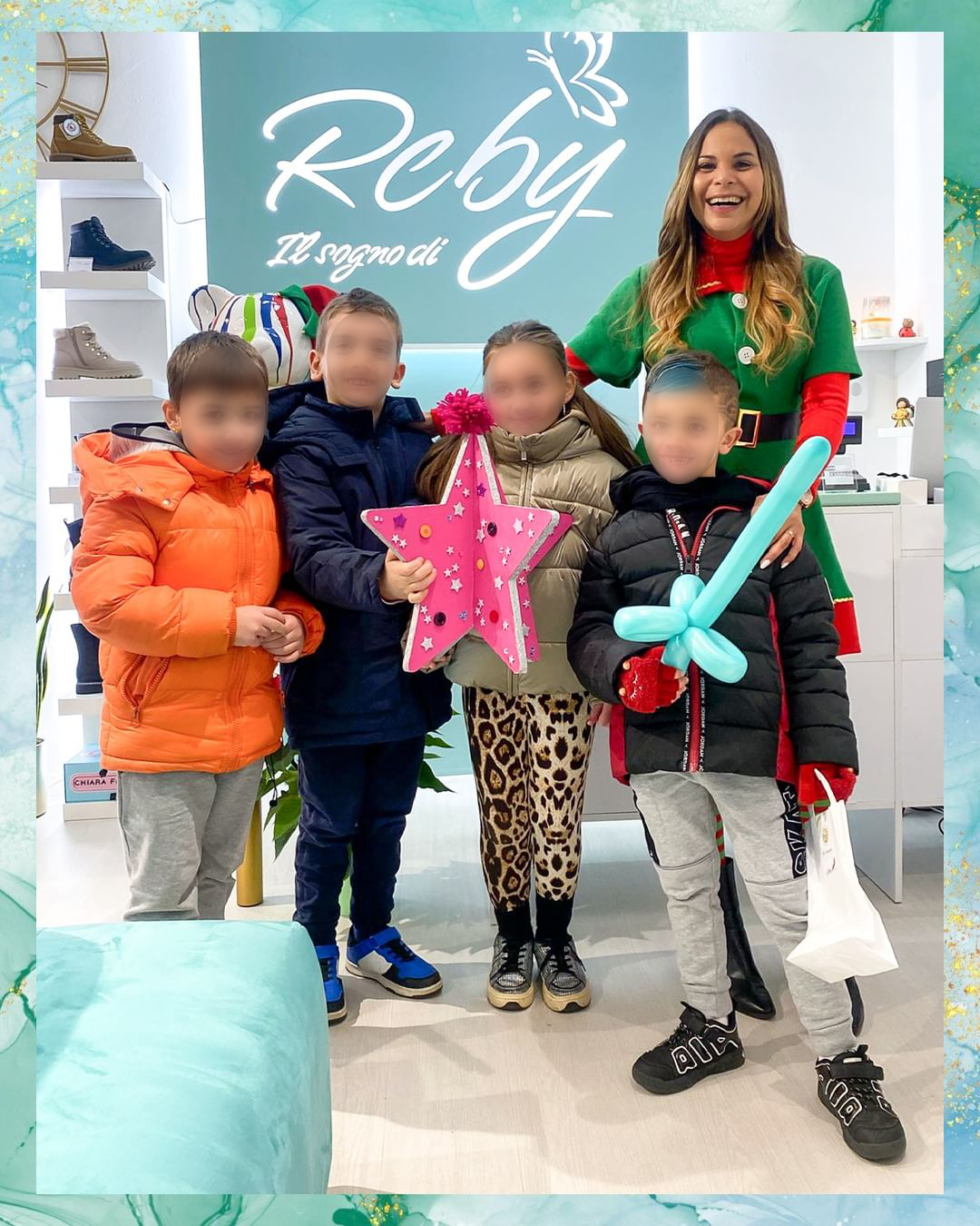 Donna in costume da elfo con bambini, che tengono in mano una stella e una spada a palloncino, in un negozio di scarpe.