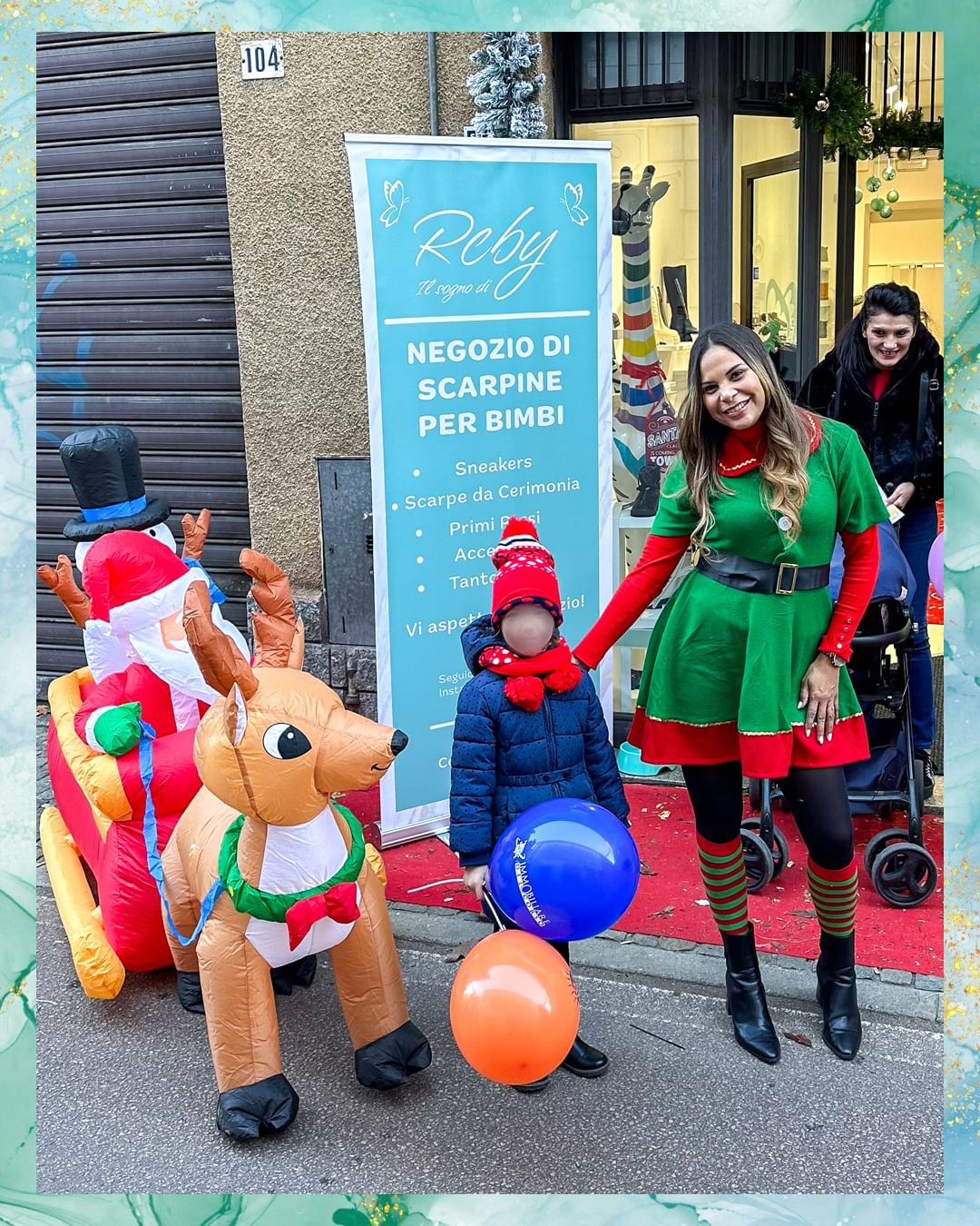 Evento in negozio: elfo con bambino, Babbo Natale e renna gonfiabili, palloncini.