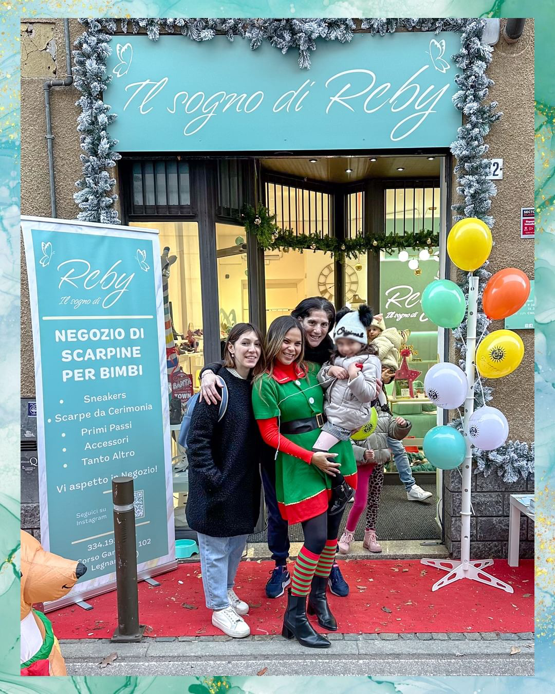 Persone in posa davanti a un negozio chiamato