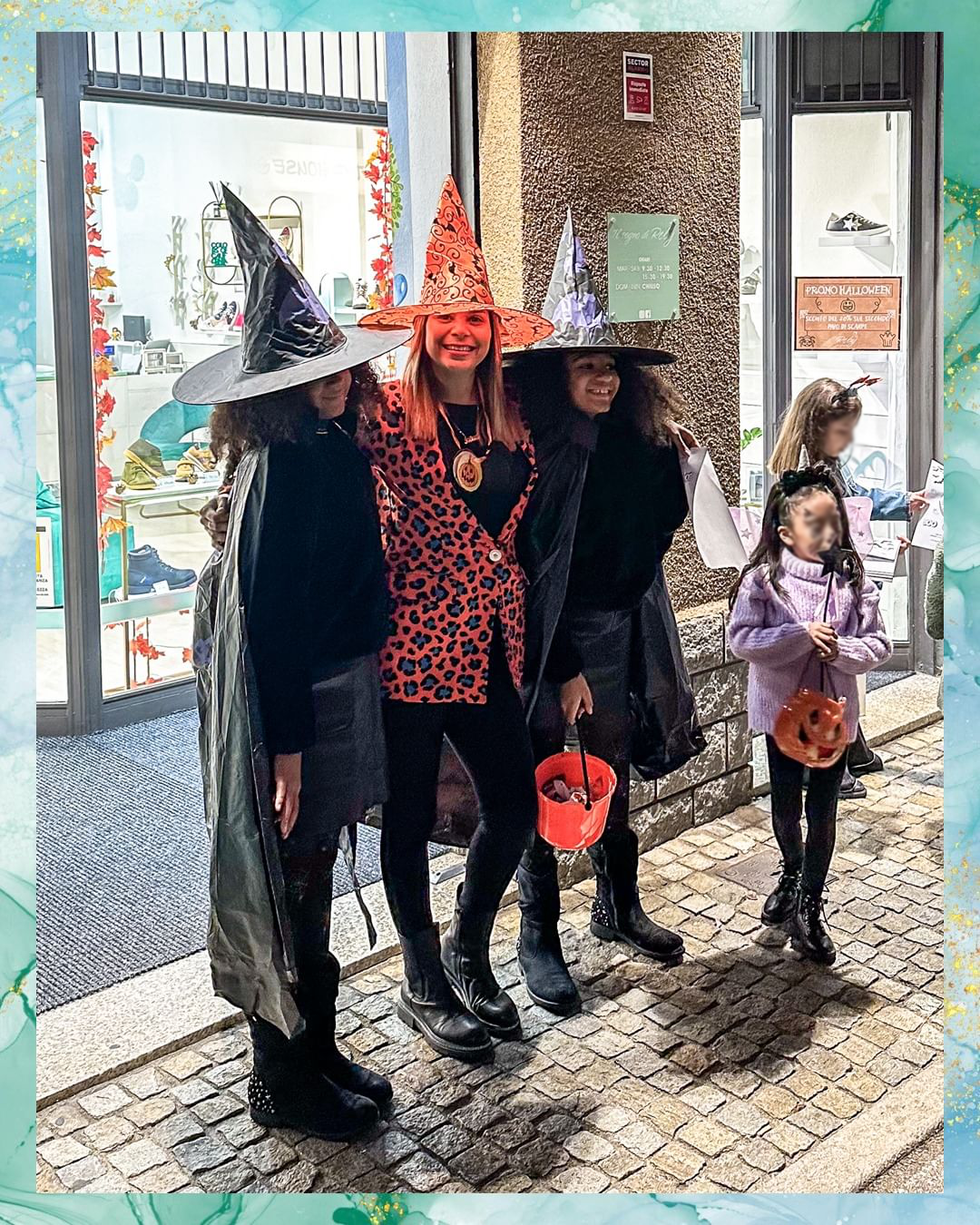 Bambini in costume da strega che vanno a fare