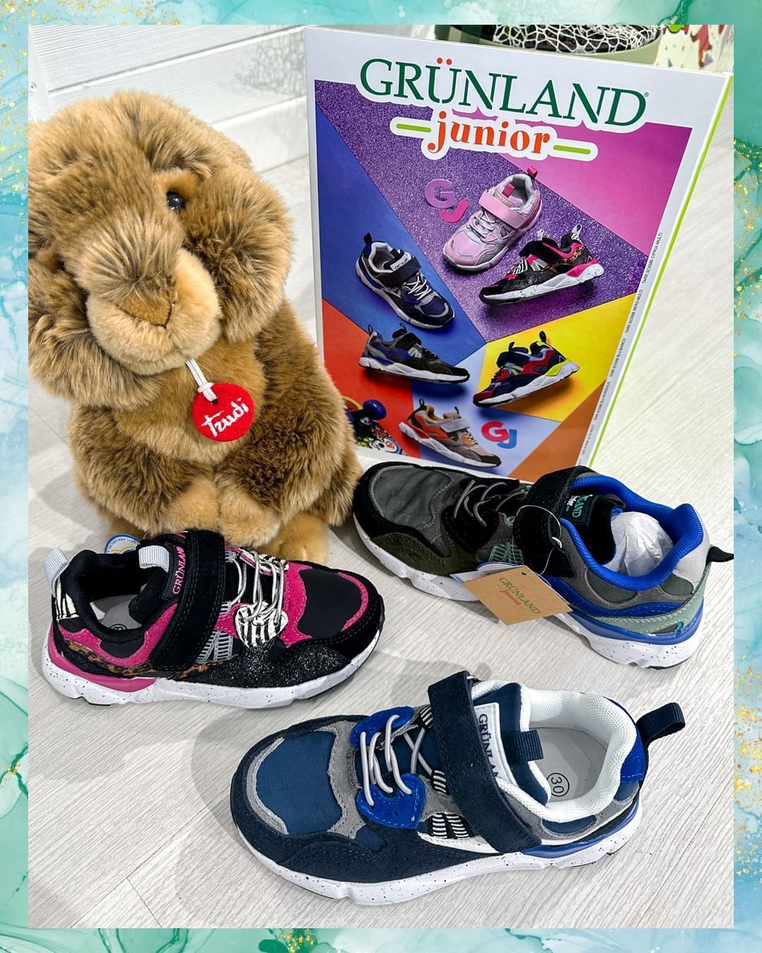 Sono esposti scarpe e peluche del marchio