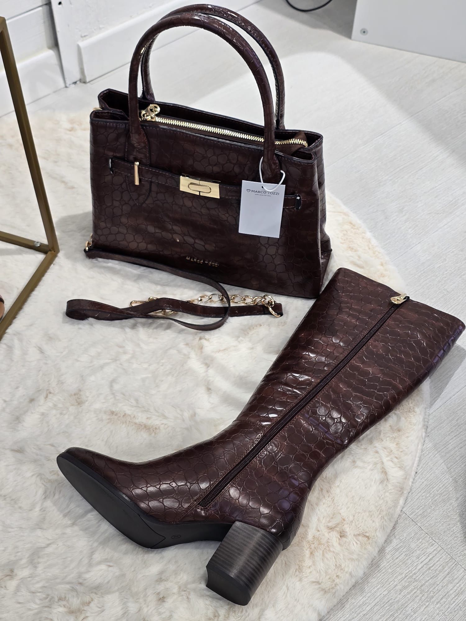 Gonna in tulle rosa con occhiali da sole e sandali da neonato.