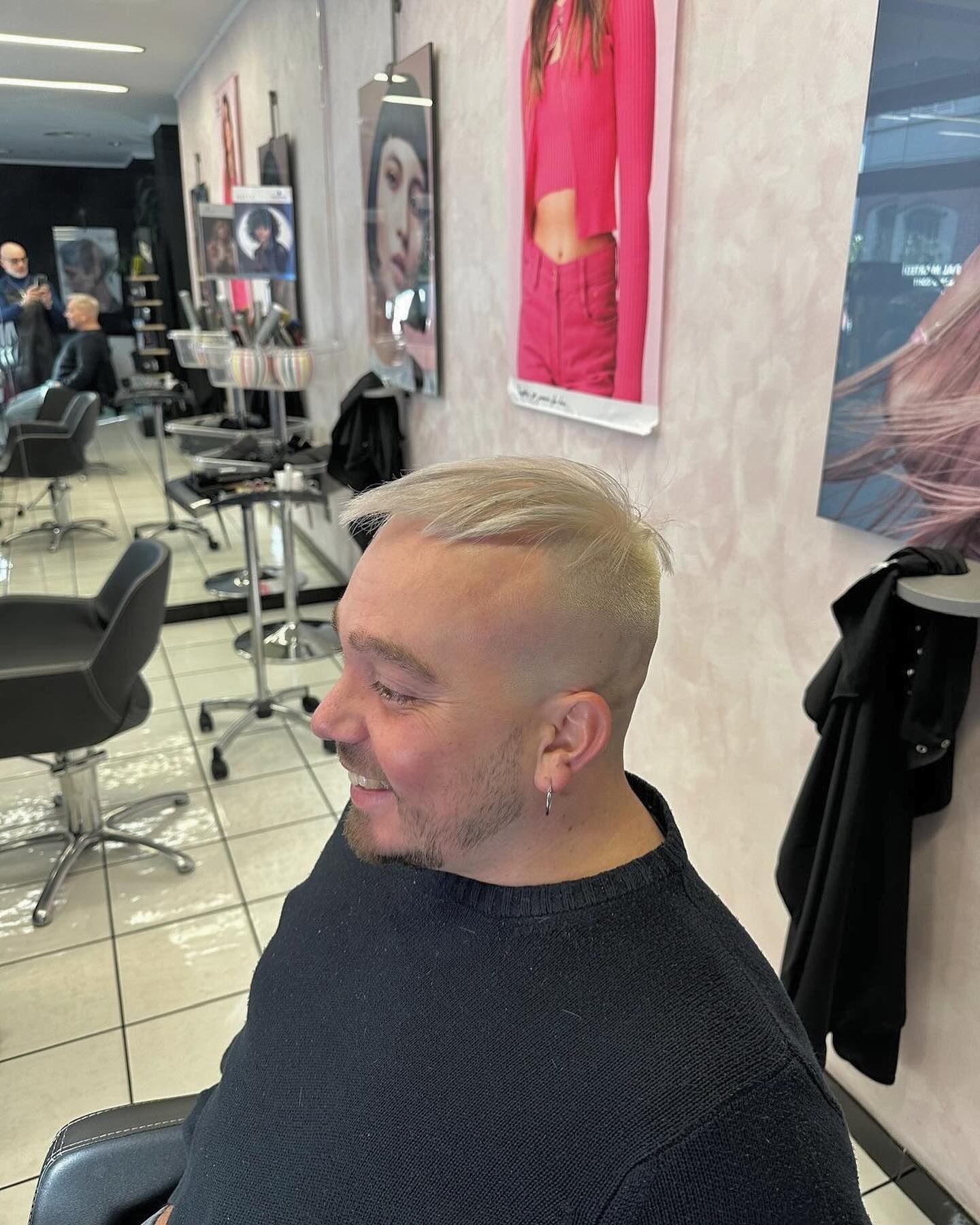 Un uomo si sta tagliando i capelli in un salone.