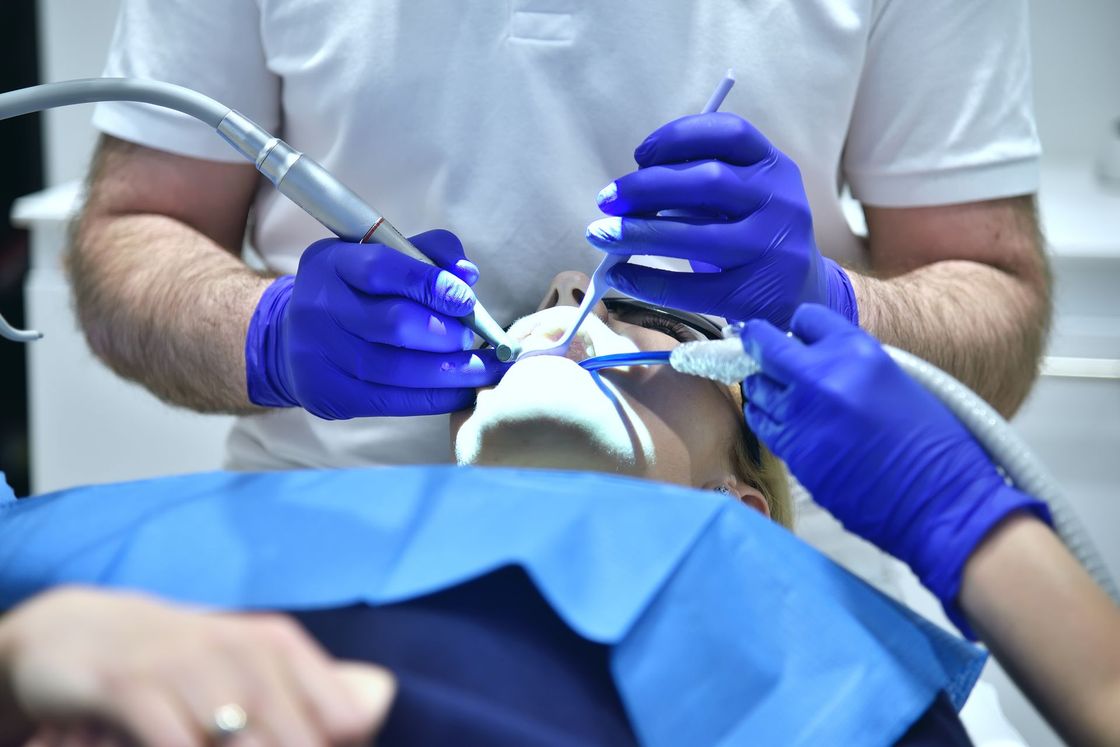 Un dentista sta esaminando i denti di un paziente in uno studio dentistico.