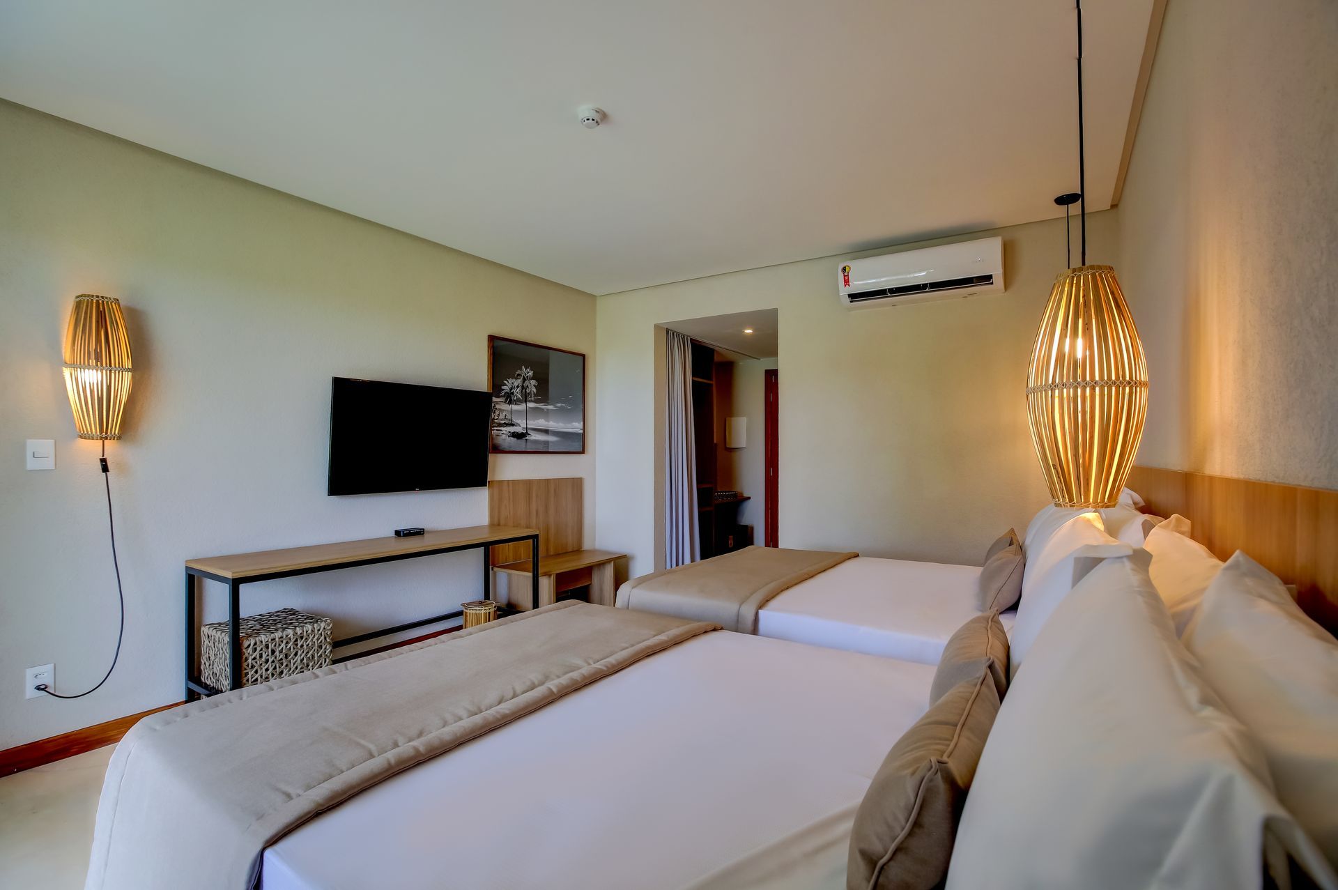 LUXO PREMIUM VISTA PISCINA COM DUAS CAMAS DE CASAL